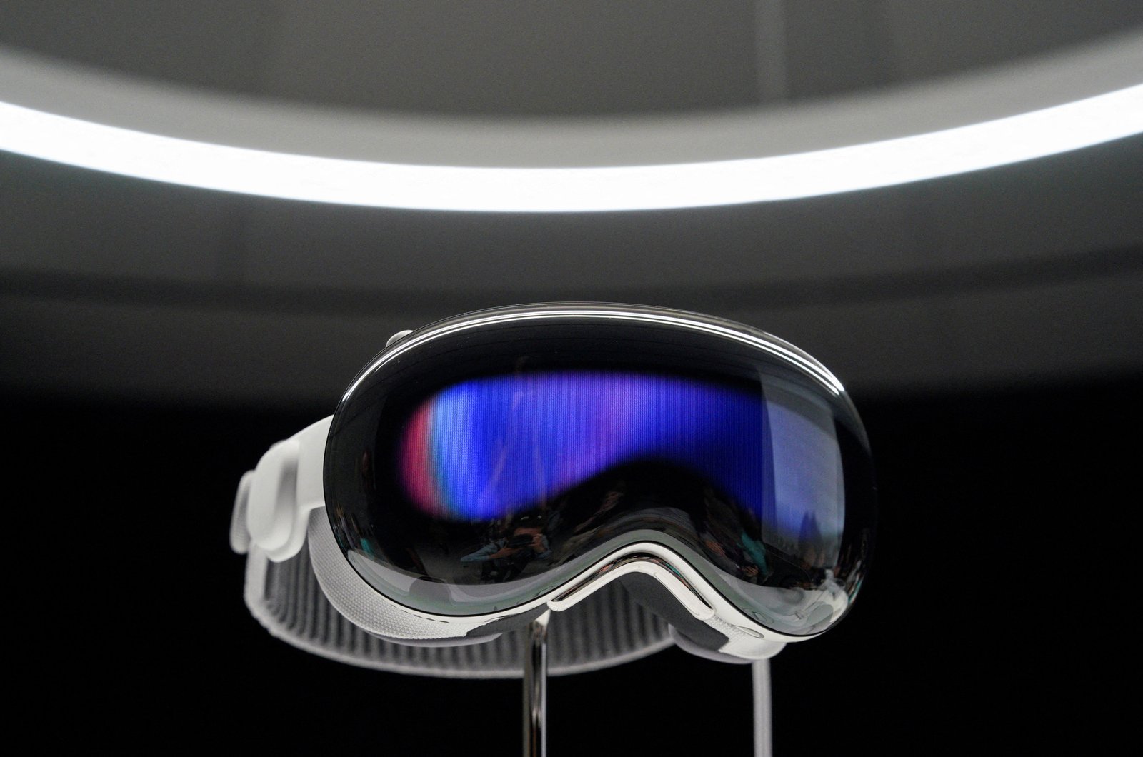 Apple has scrapped plans to produce a low-cost version of its Vision Pro glasses (REUTERS/Loren Elliott)
