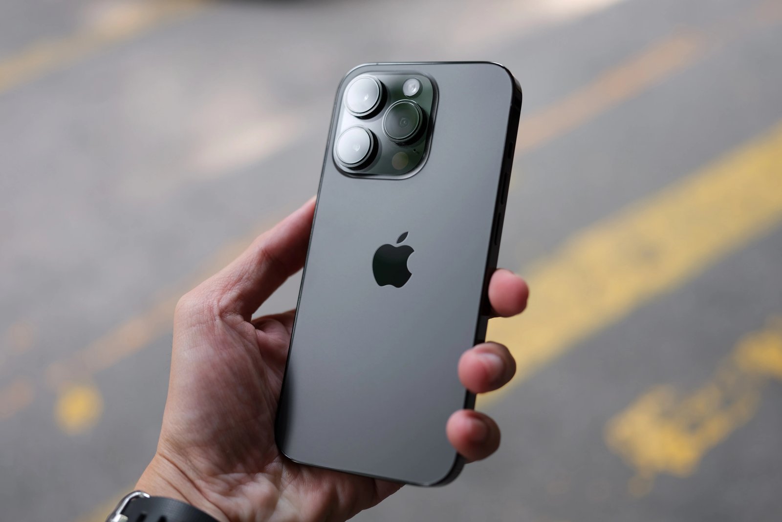 iPhones and iPads will have screens with augmented reality features using Apple Vision Pro.  (Unsplash)