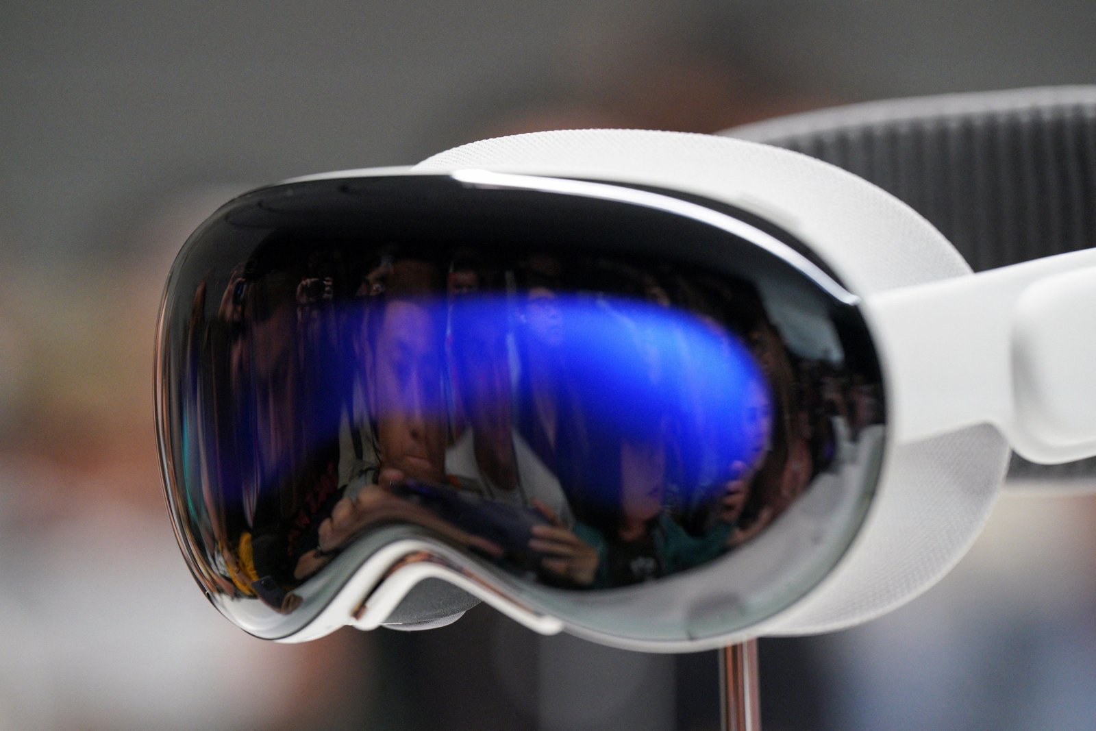 Apple's Vision Pro headset is displayed at Apple's annual Worldwide Developers Conference at the company's headquarters in Cupertino, California, U.S., June 5, 2023. REUTERS/Lauren Elliott