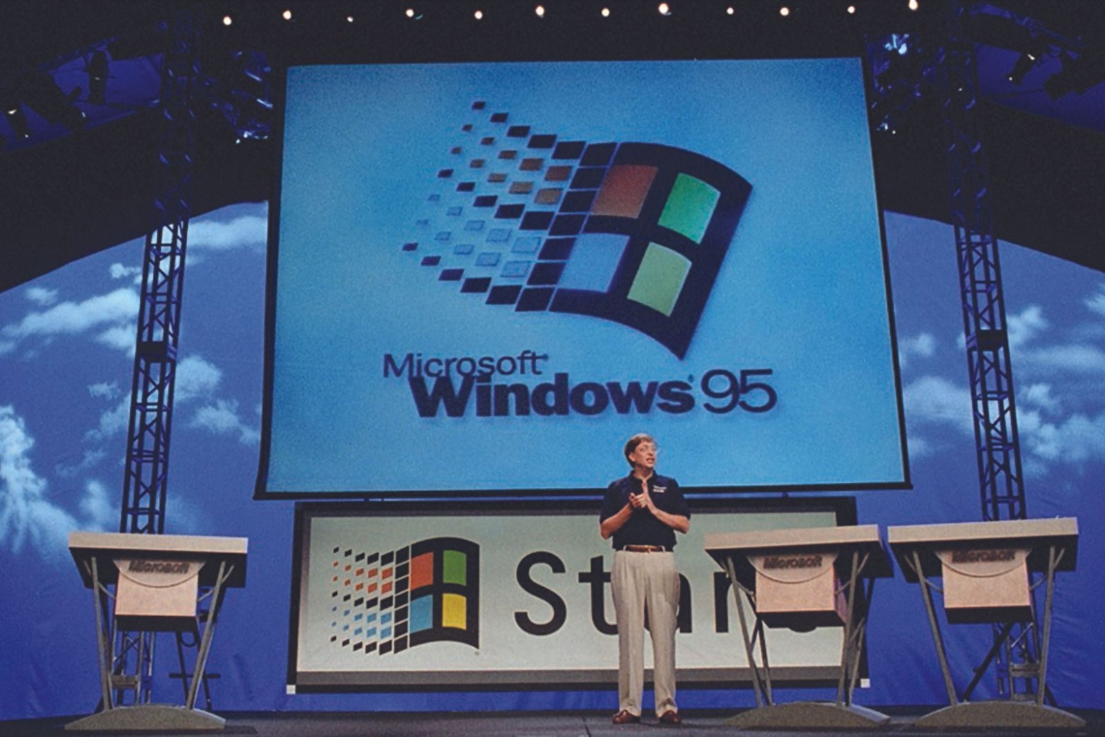 Bill Gates announces Windows 95 to the press museum that took place in Redmond in 1995