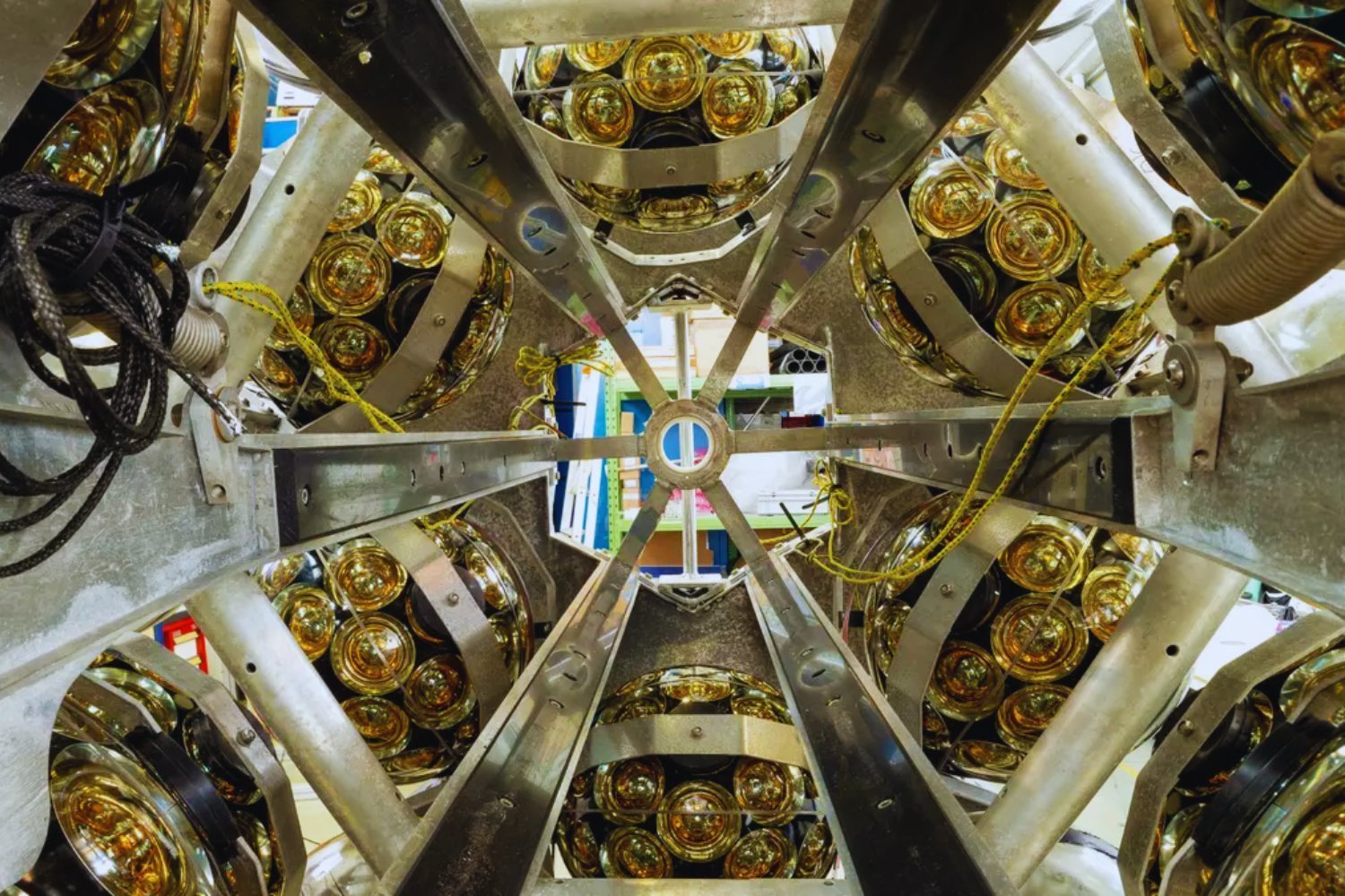 Mona Mediter's Mediterry: An impossible particle that crossed the underwater detector