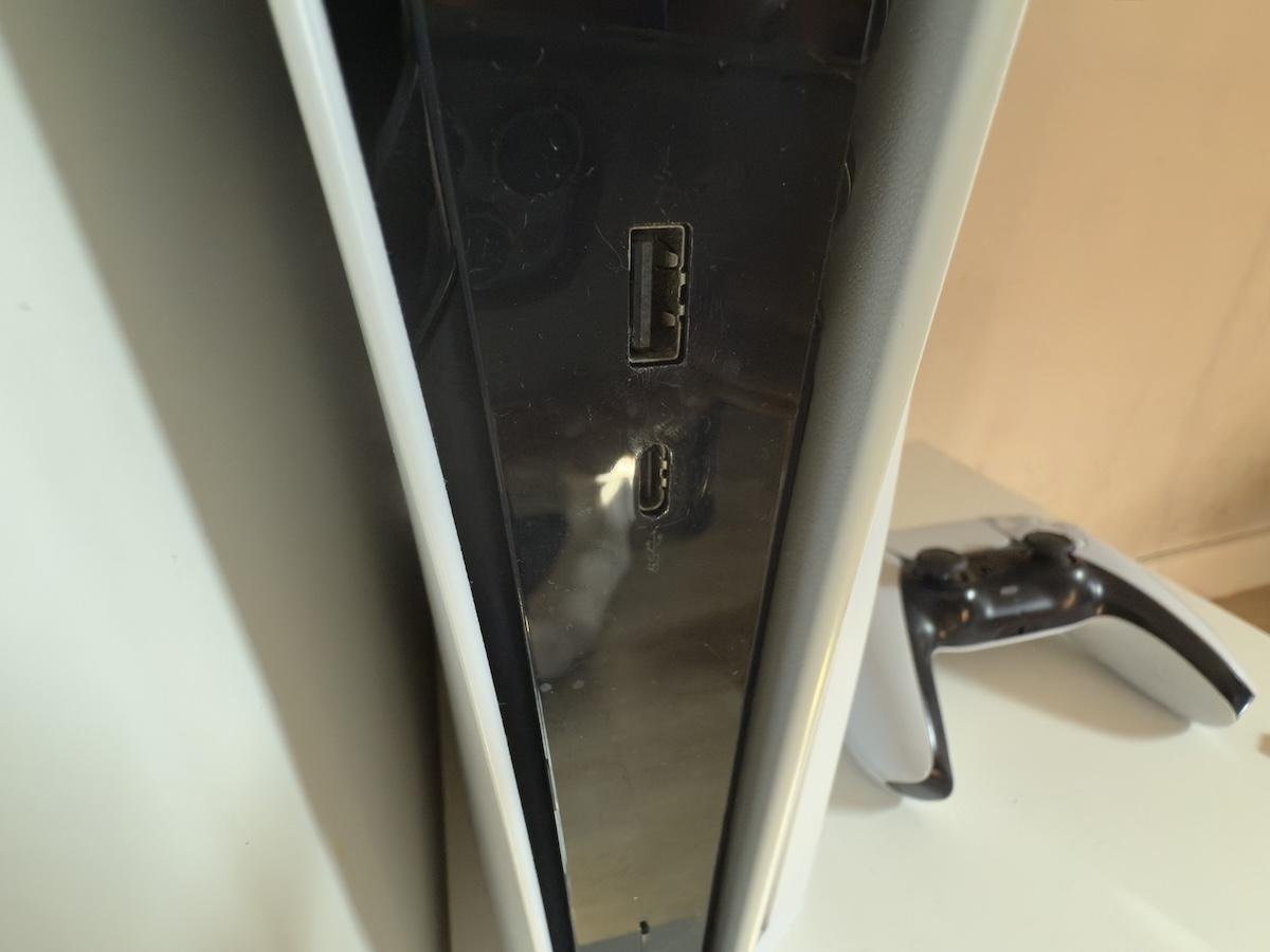 The PlayStation 5 Vertical image shows USB-C and USB-A front part.