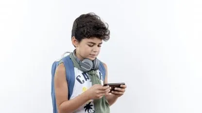 At what age the boy should have his first cellphone, according to science