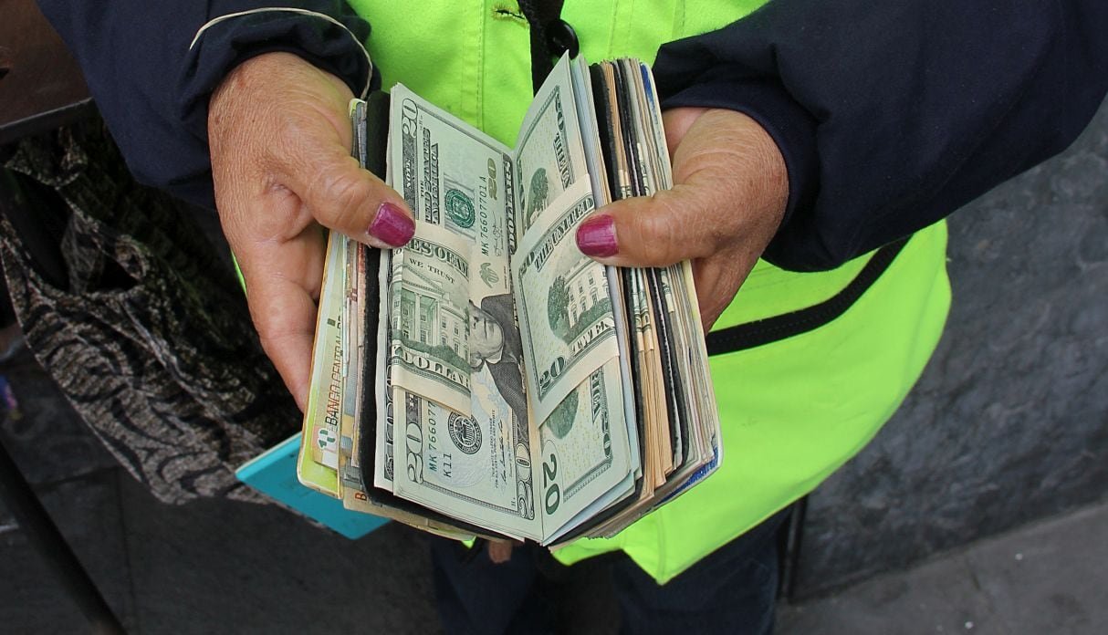 This year, the dollar is decreasing against coins from developed countries. (Photo: GEC)