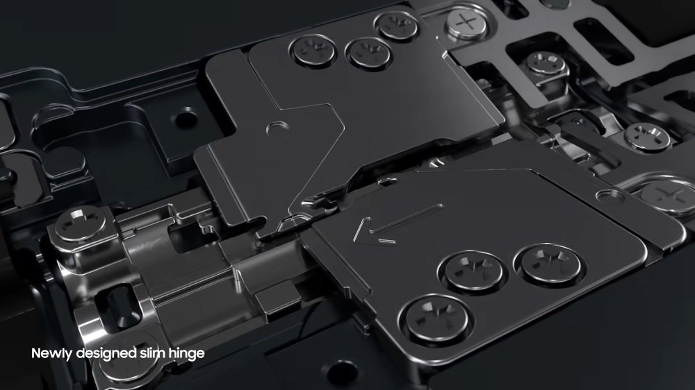 Details of the thin converted hinge (slender hinge) Galaxy Z Fold4, 21% lighter than the predecessor, replaced the rotary movement of the linear, reducing weight, thickness and number of parts, as well as improving the stability of the device. This also allowed to remove dust