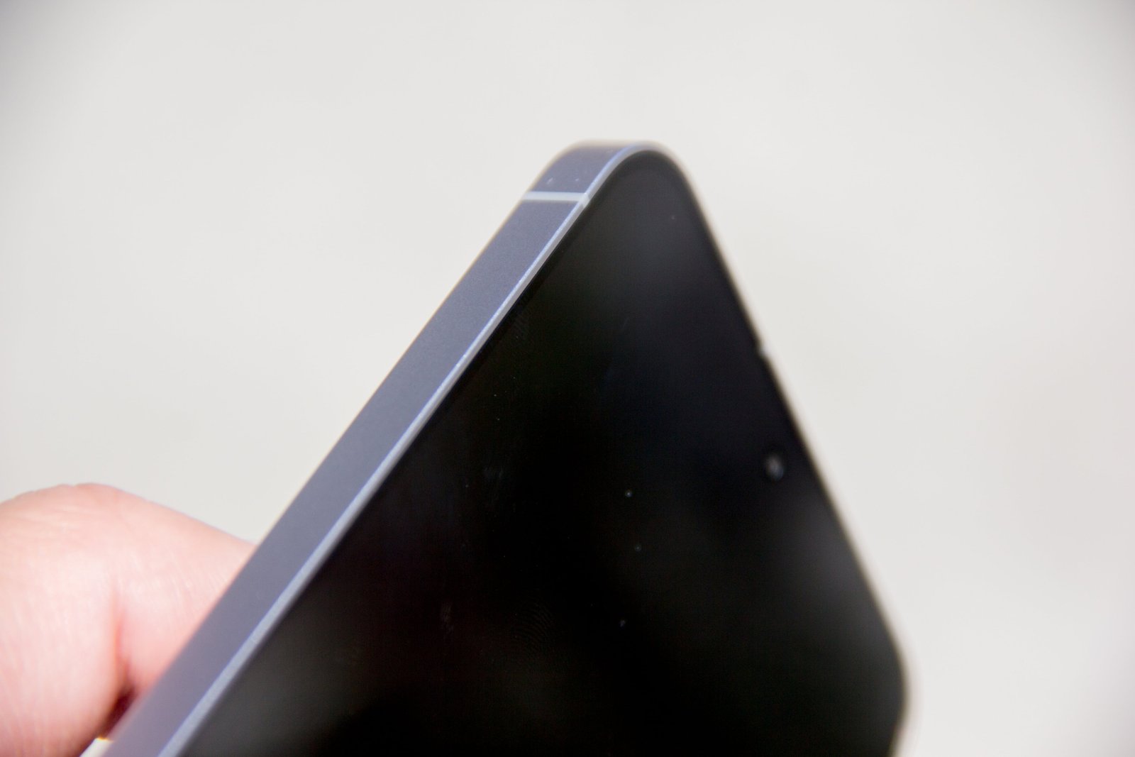 The metal edge is accompanied by markings on the corners. 