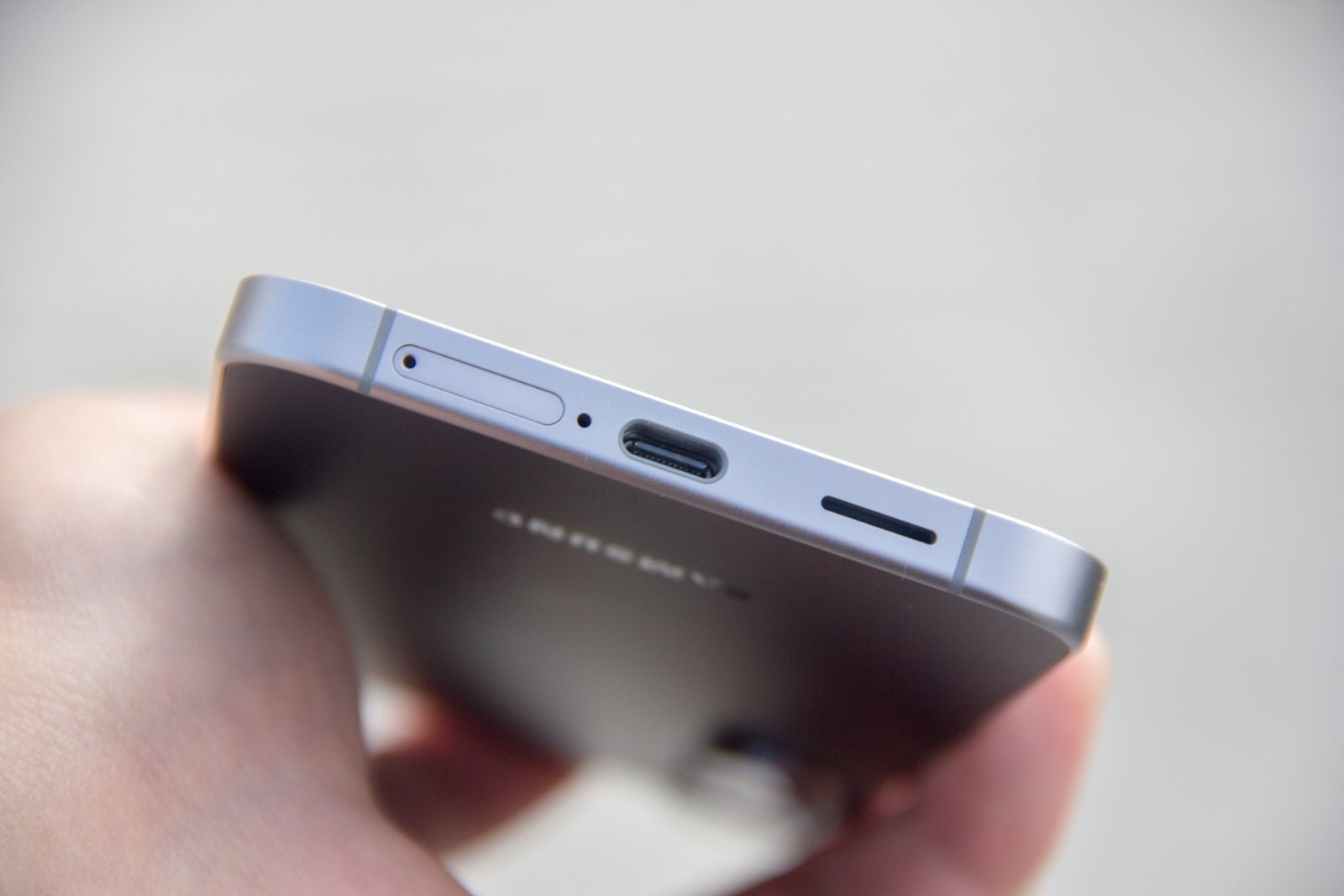 The Galaxy S25 FE retains the classic port layout, the USB Type-C connector, the speaker and the chip compartment.