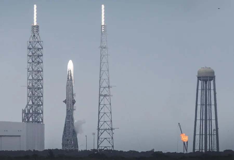 Blue Origin vs. SpaceX: The impact of Jeff Bezos' New Glenn success on the space race