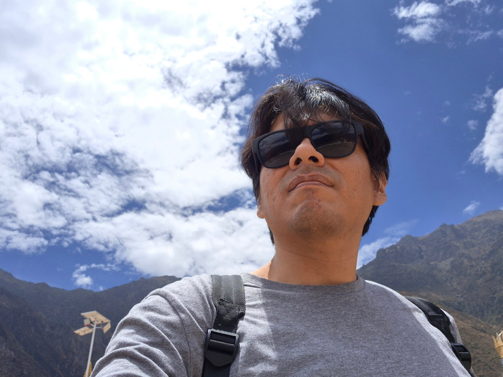 The selfie camera allows you to zoom in on the image to have a larger field of view.