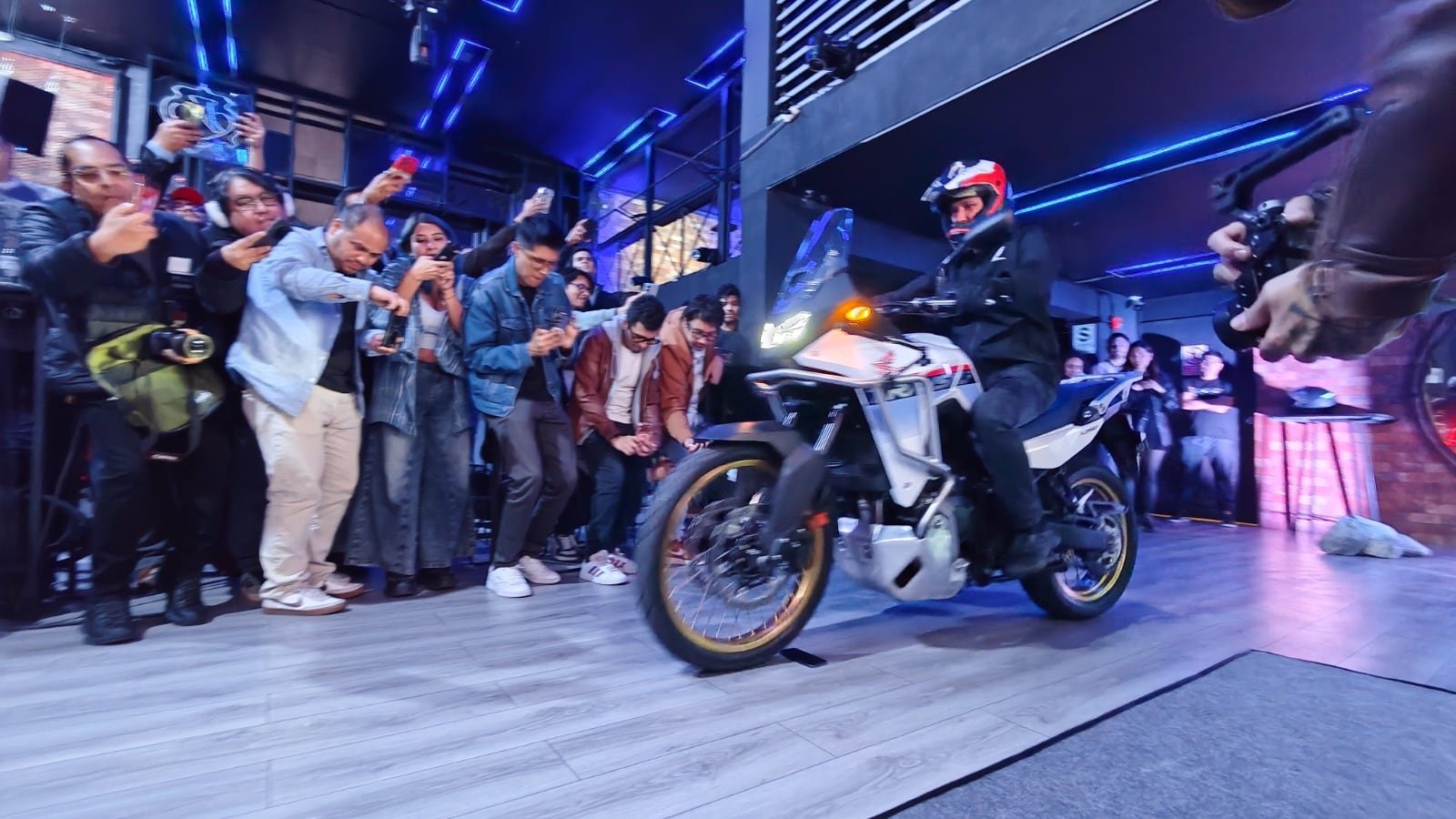 Oppo A6Pro withstood the weight of a motorcycle. (Photo: Diffusion)