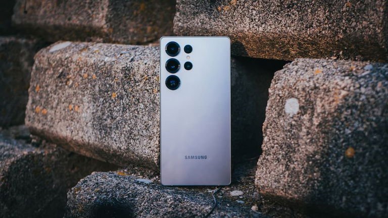 The Samsung Galaxy S25 Ultra is dropping in price and can now be purchased for less than €1,000